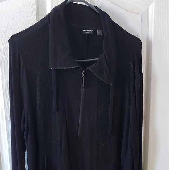 Ladies sweater with large pockets and a front zipper - Picture 1 of 4